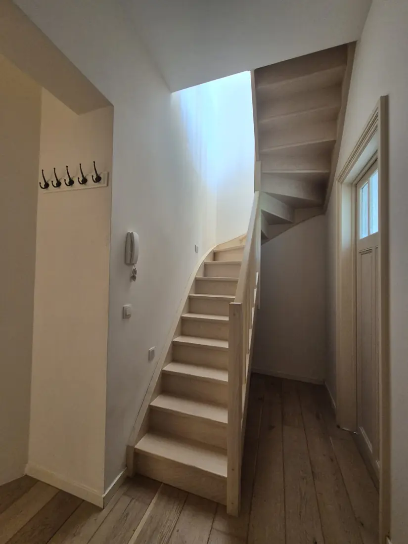 Traphal & overloop — afgewerkt interieur