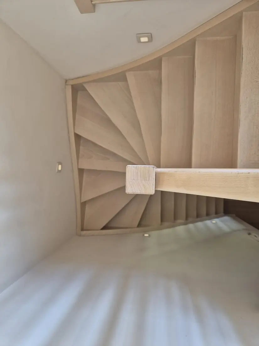 Traphal & overloop — afgewerkt interieur