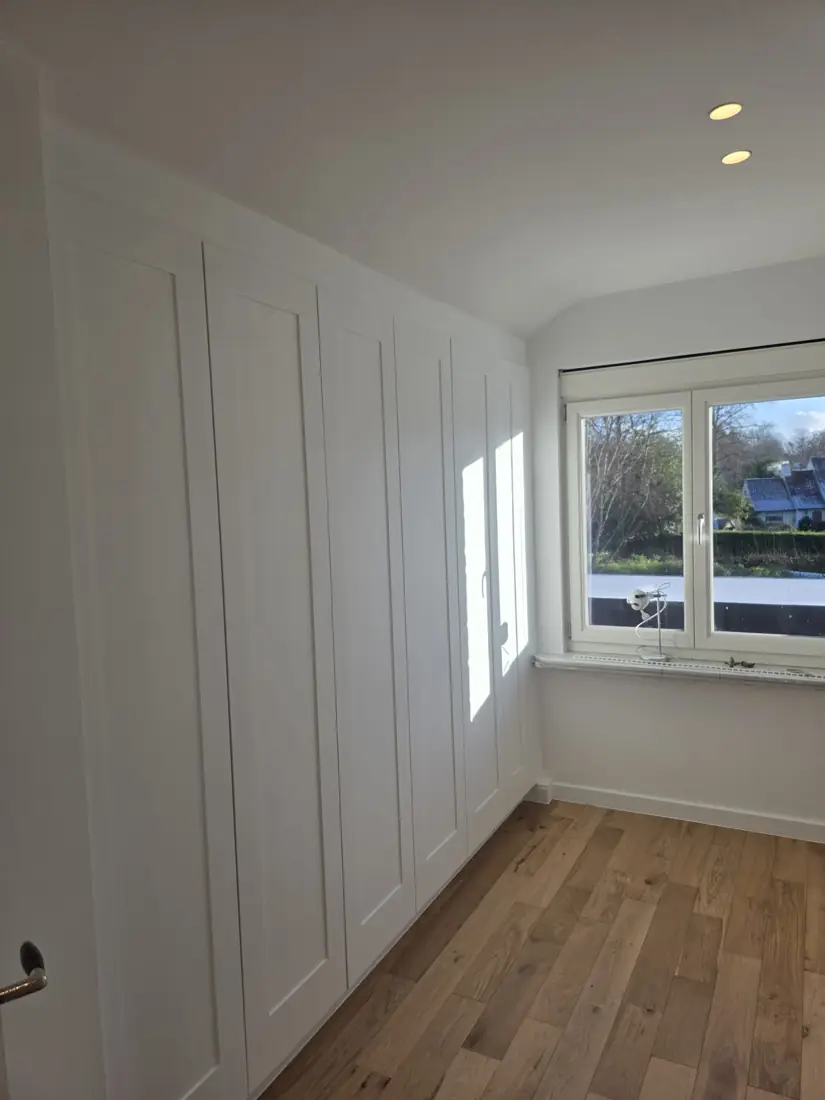 Kamer met wandkasten — afgewerkt interieur