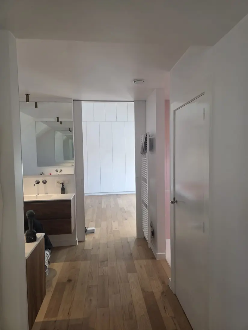 Kamer met wandkasten — afgewerkt interieur