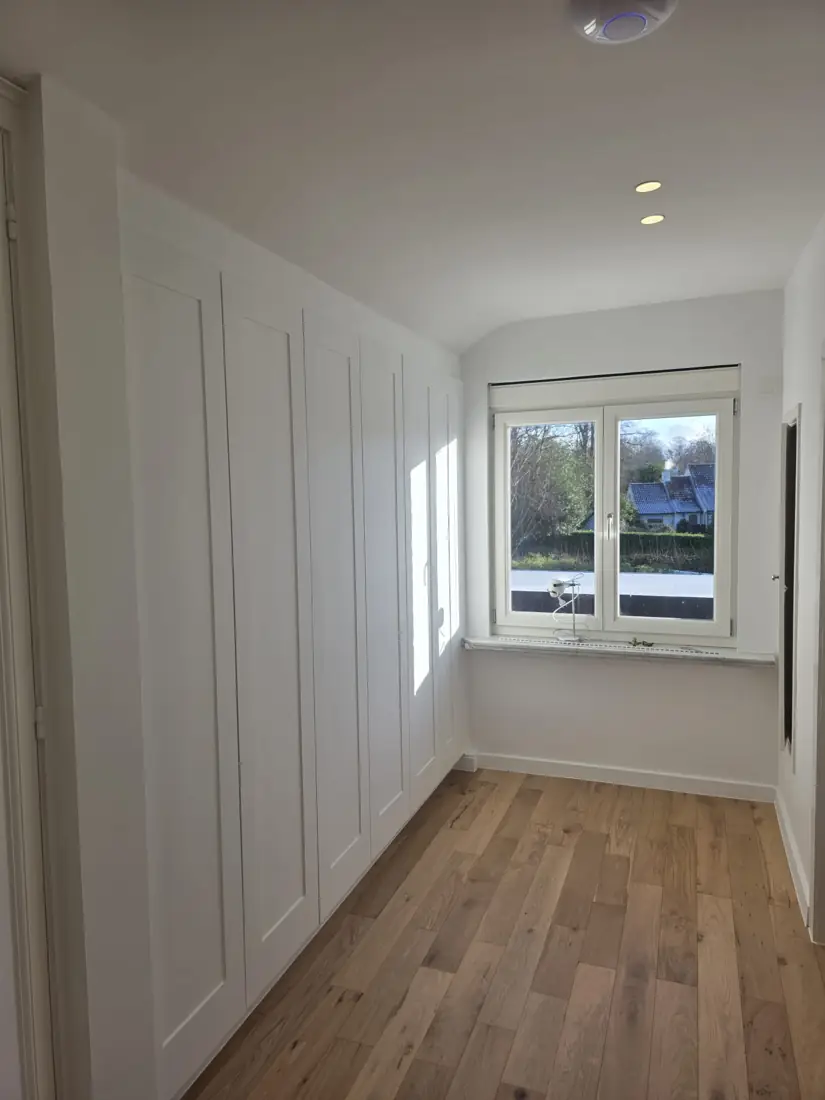 Kamer met wandkasten — afgewerkt interieur