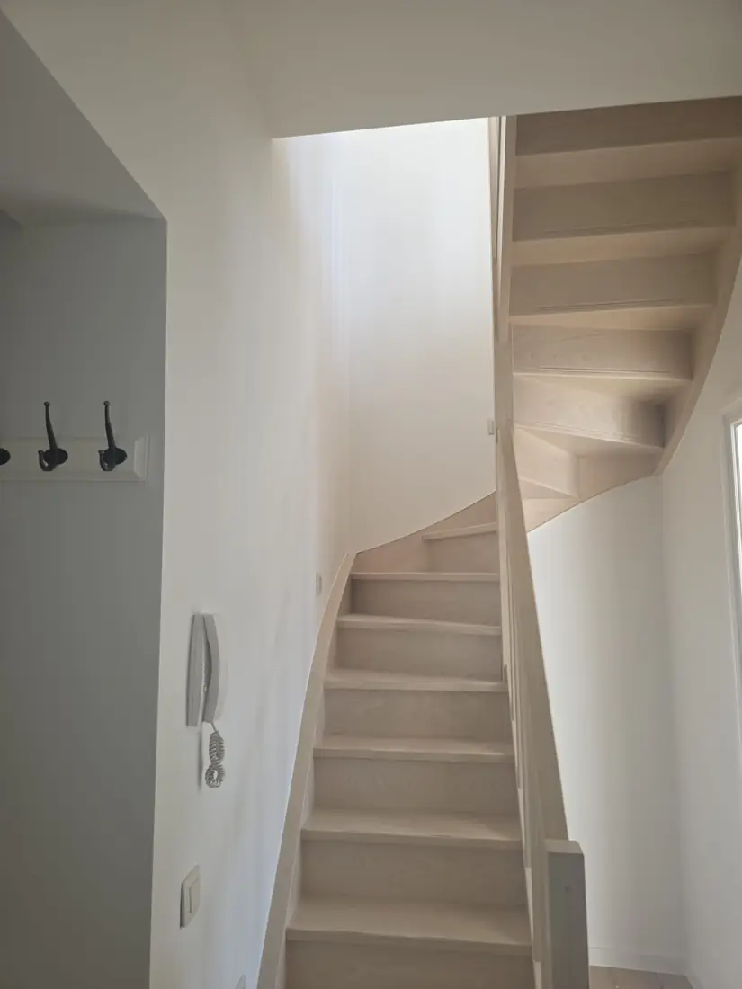 Traphal & overloop — afgewerkt interieur