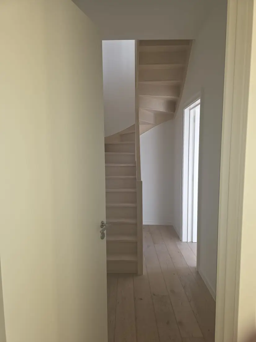 Traphal & overloop — afgewerkt interieur